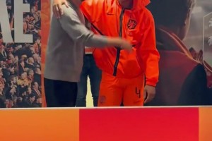 范戴克赛后又找到克洛普勾肩搭背热聊