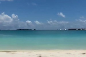 度蜜月也戒不掉球瘾？阿方索·戴维斯沙滩狂运球，老婆彻底无语！