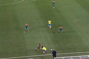 拙劣的表演！维尼修斯过个人把自己给晃飞了