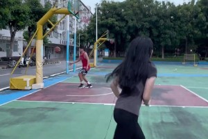 站投和跳起来有什么区别呢？反正我只看到小姑娘准的吓人