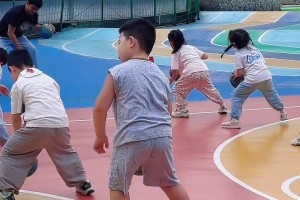幼儿园篮球操排练，杀出一位灵魂选手，全身都在摇，只球不太配合